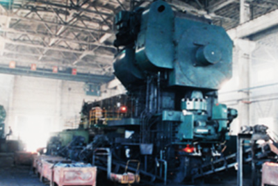 3月24日，世界第一台德国奥姆卡4000吨热模锻生产线在cq9电子总厂热模锻车间安装调试。