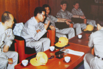 为了学习外国先进技术和管理方法，前往引进技术与设备的国家进行实地考察。薛仲光厂长在日本。