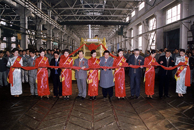 cq9电子股份公司举行cq9电子牌TY220推土机5000台下线庆典活动。